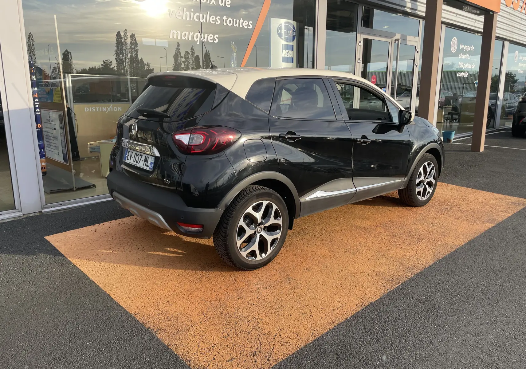 Renault Captur TCE 120 Energy Intens 2017 noir étoile avec toit ivoire, vue 3/4 arrière côté droit, jantes bi-ton visibles.