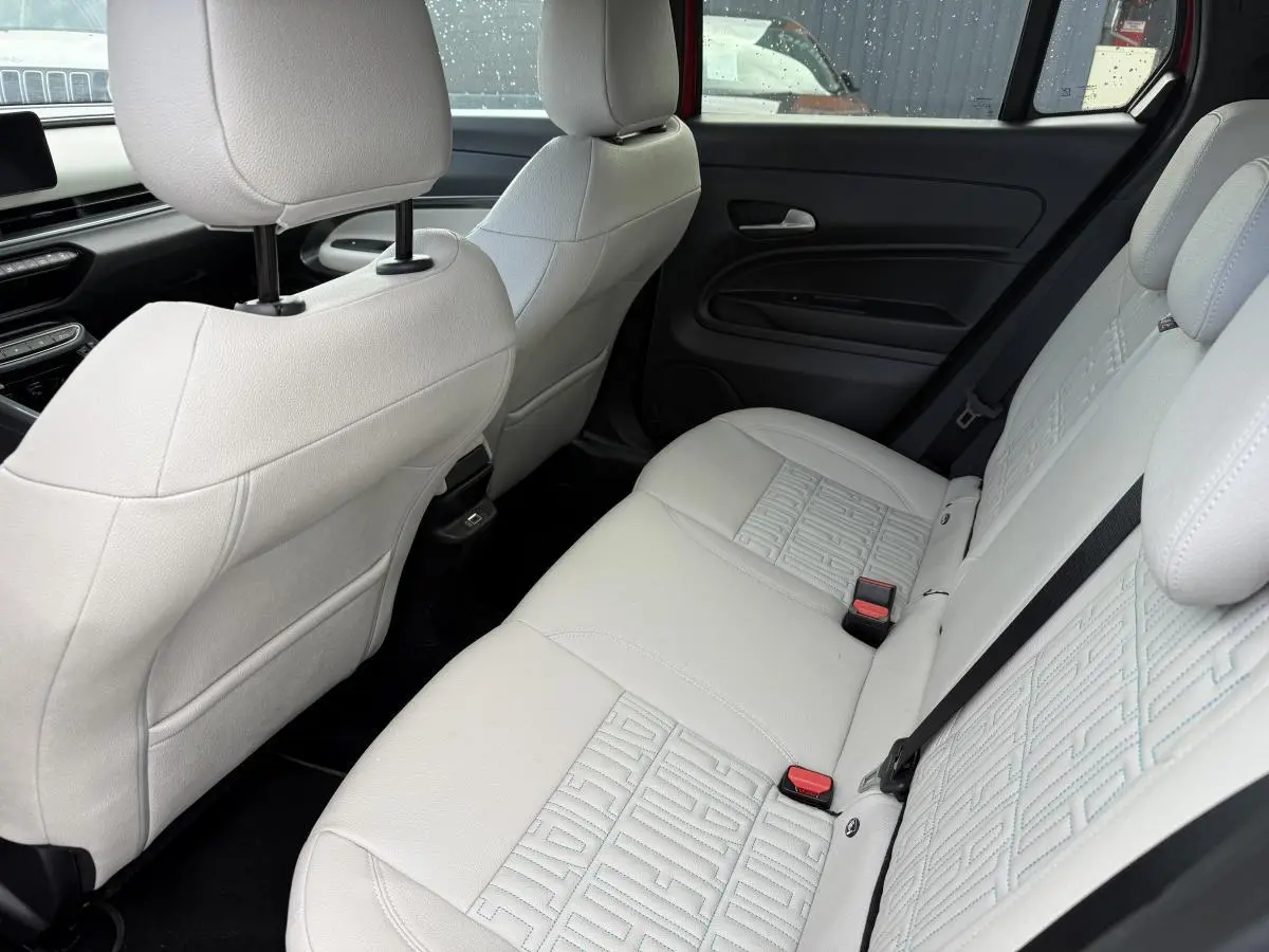 Vue intérieure arrière côté droit du FIAT 600 La Prima 2024 avec sellerie ivoire soft touch et appuie-têtes intégrés.