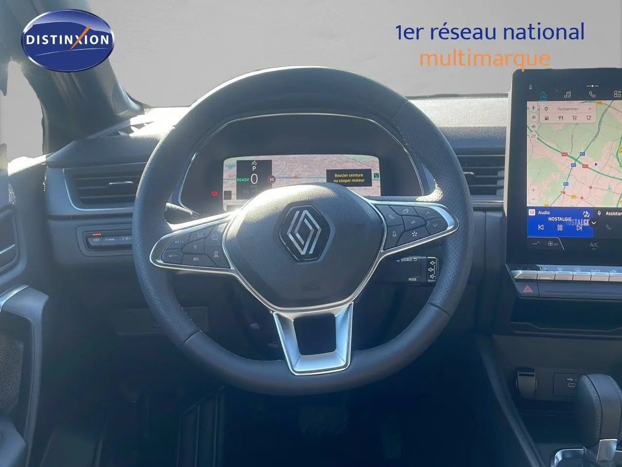 Vue intérieure centrée sur le volant et tableau de bord numérique du Renault Captur E-Tech Hybrid 2025.