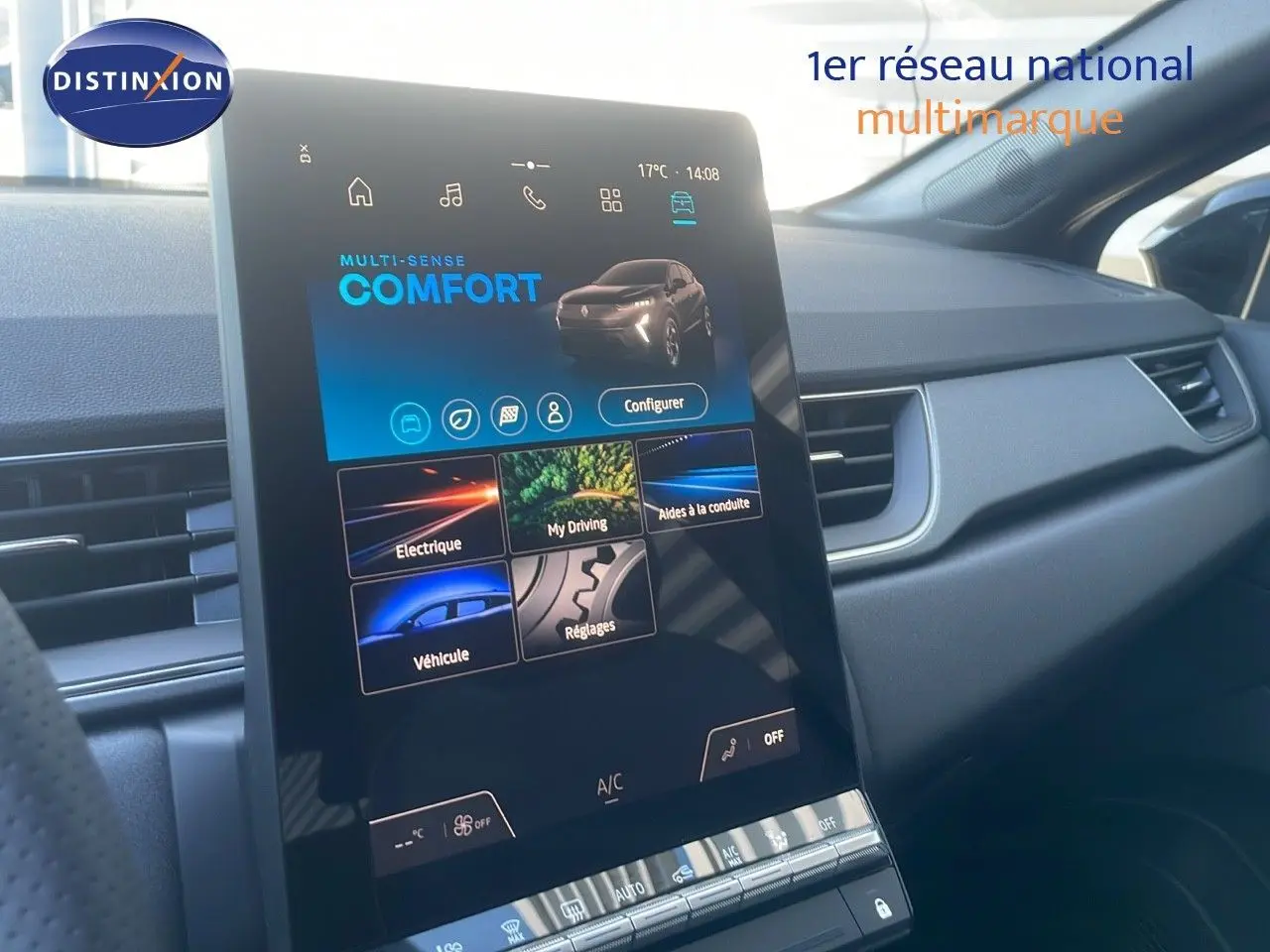 Écran tactile central affichant les réglages de conduite du Renault Captur E-Tech Hybrid 2025, intérieur gris.