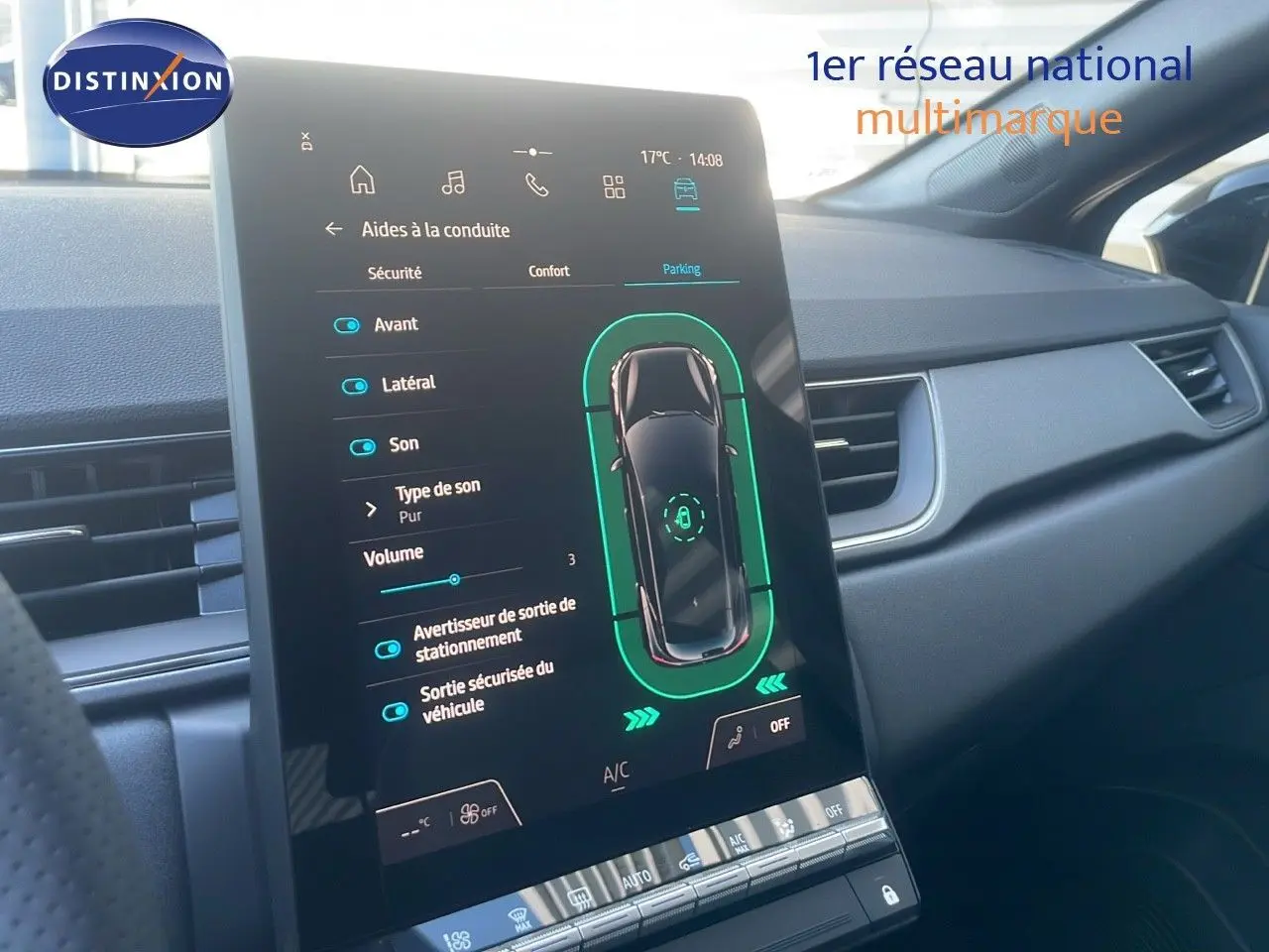 Écran tactile central montrant l'aide à la conduite du Renault Captur E-Tech hybride, intérieur gris et noir.