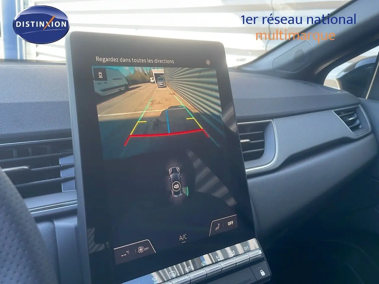 Vue intérieure du tableau de bord du Renault Captur E-Tech Hybrid 2025 avec écran central affichant la caméra de recul.