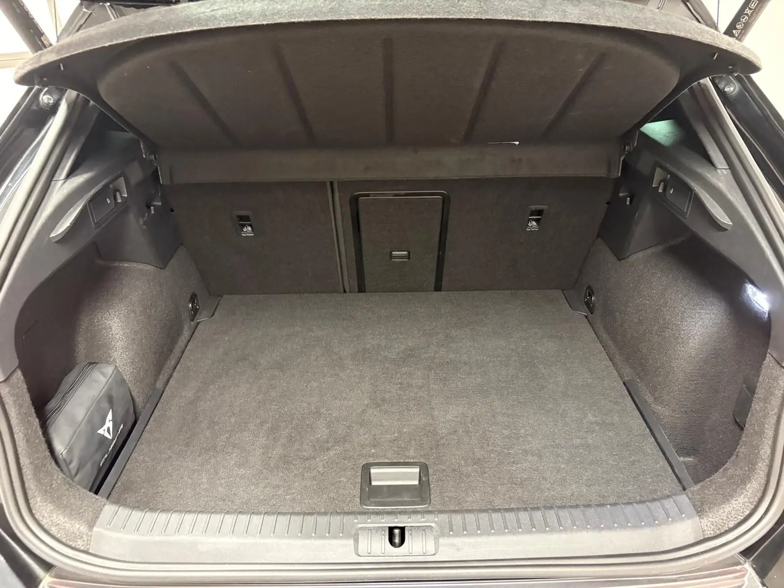 Coffre ouvert du CUPRA Formentor noir minuit, vue arrière montrant un espace de chargement propre et bien agencé.