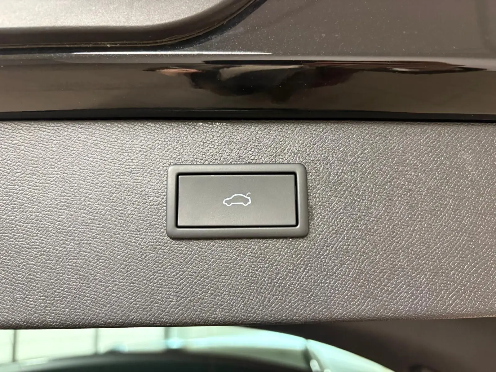 Bouton d'ouverture électrique du hayon sur la partie intérieure du coffre du CUPRA Formentor Noir Minuit 2024.