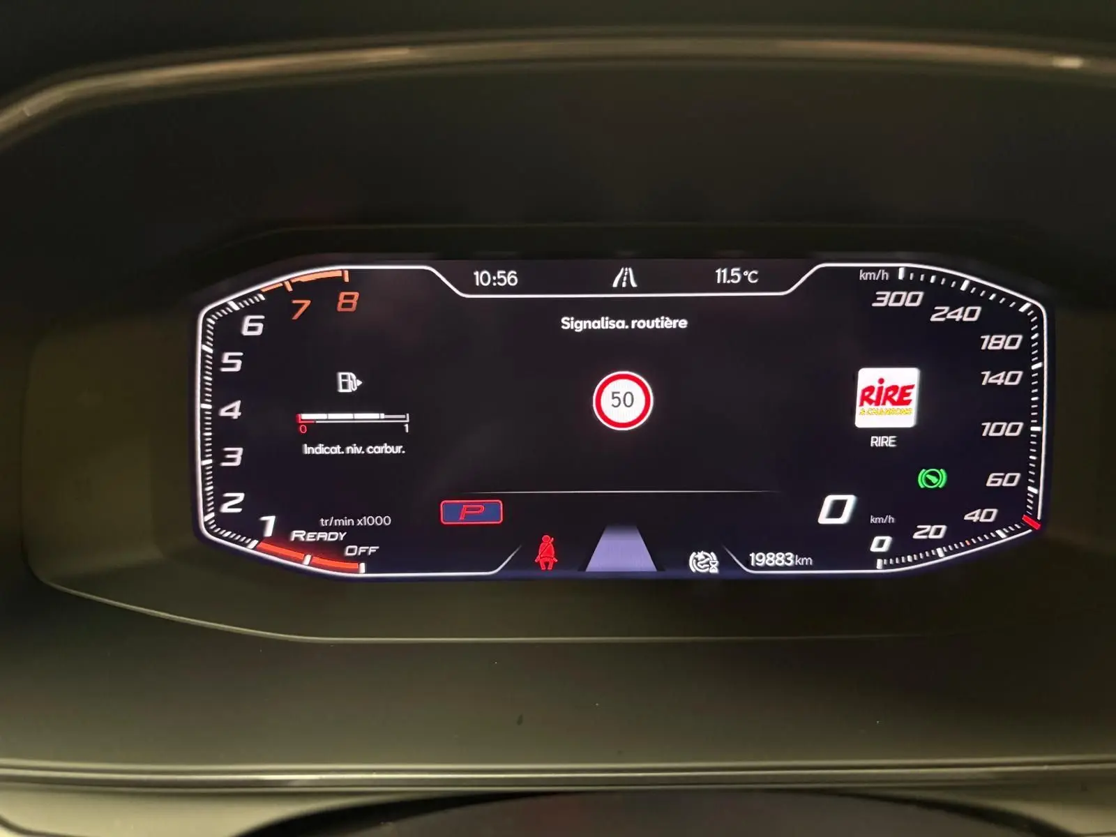 Tableau de bord numérique du CUPRA Formentor 1.5 TSI 150 DSG7, affichage de la vitesse et signalisation routière.