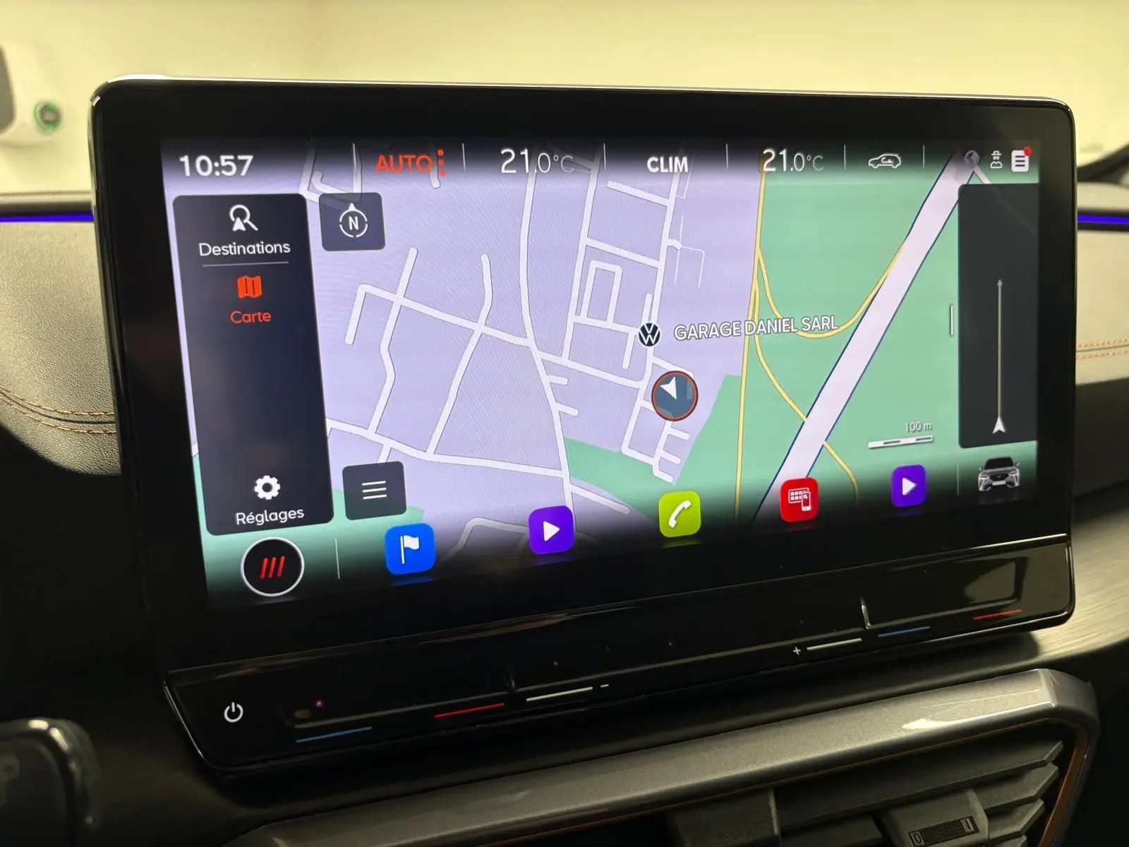 Écran tactile central du tableau de bord du CUPRA Formentor 2024 affichant la navigation et la climatisation.