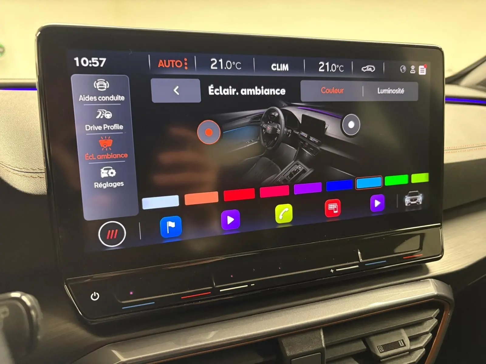Écran tactile du tableau de bord du CUPRA Formentor 2024 montrant les réglages d’éclairage d’ambiance intérieure.