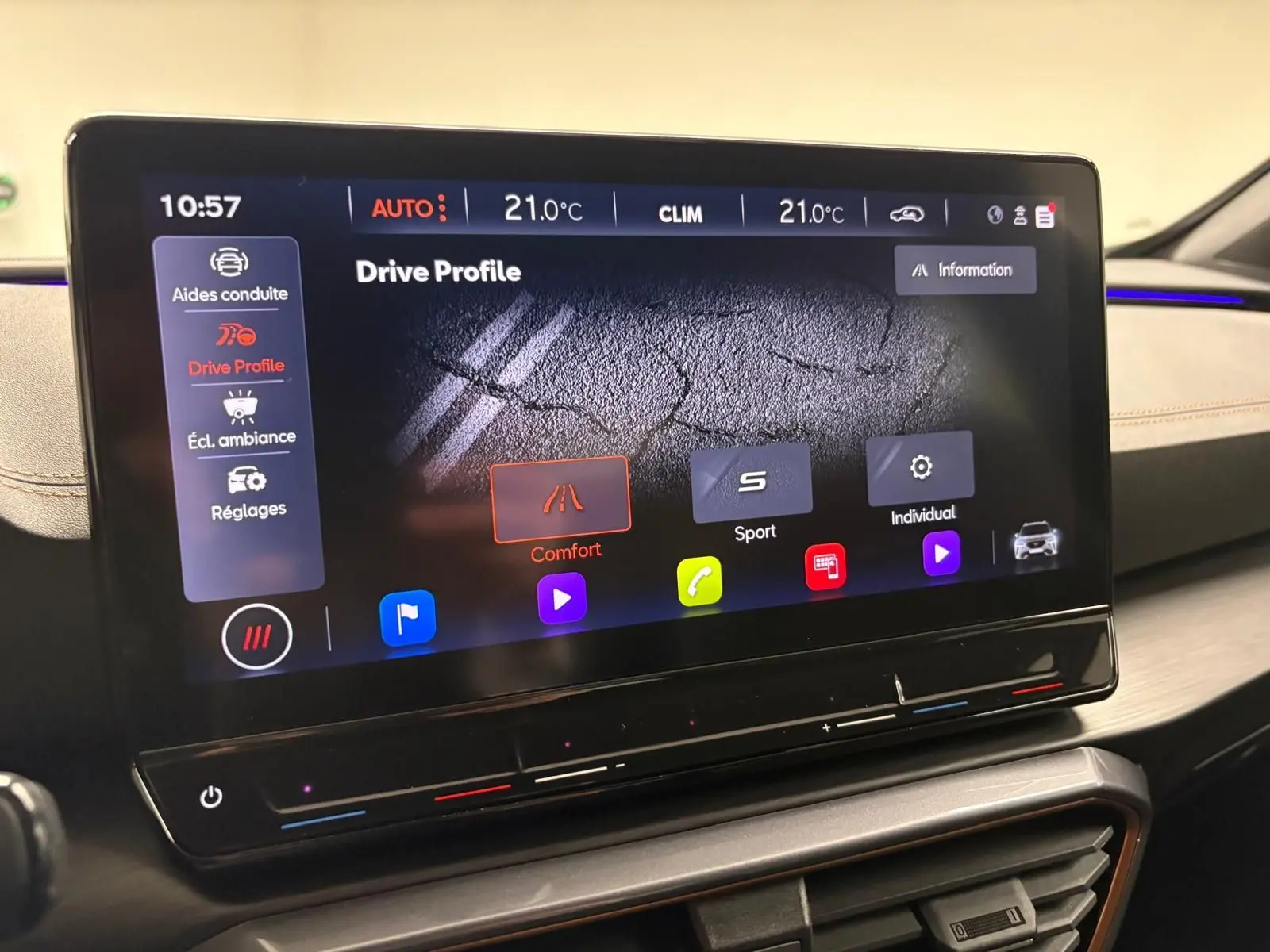 Écran tactile du tableau de bord du CUPRA Formentor 2024 affichant les modes de conduite, intérieur beige visible en arrière-plan.