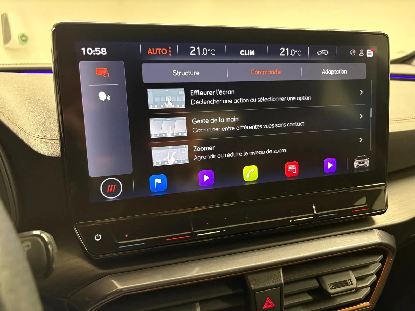 Écran tactile central du tableau de bord du CUPRA Formentor 1.5 TSI 2024 avec interface de commande et climatisation.
