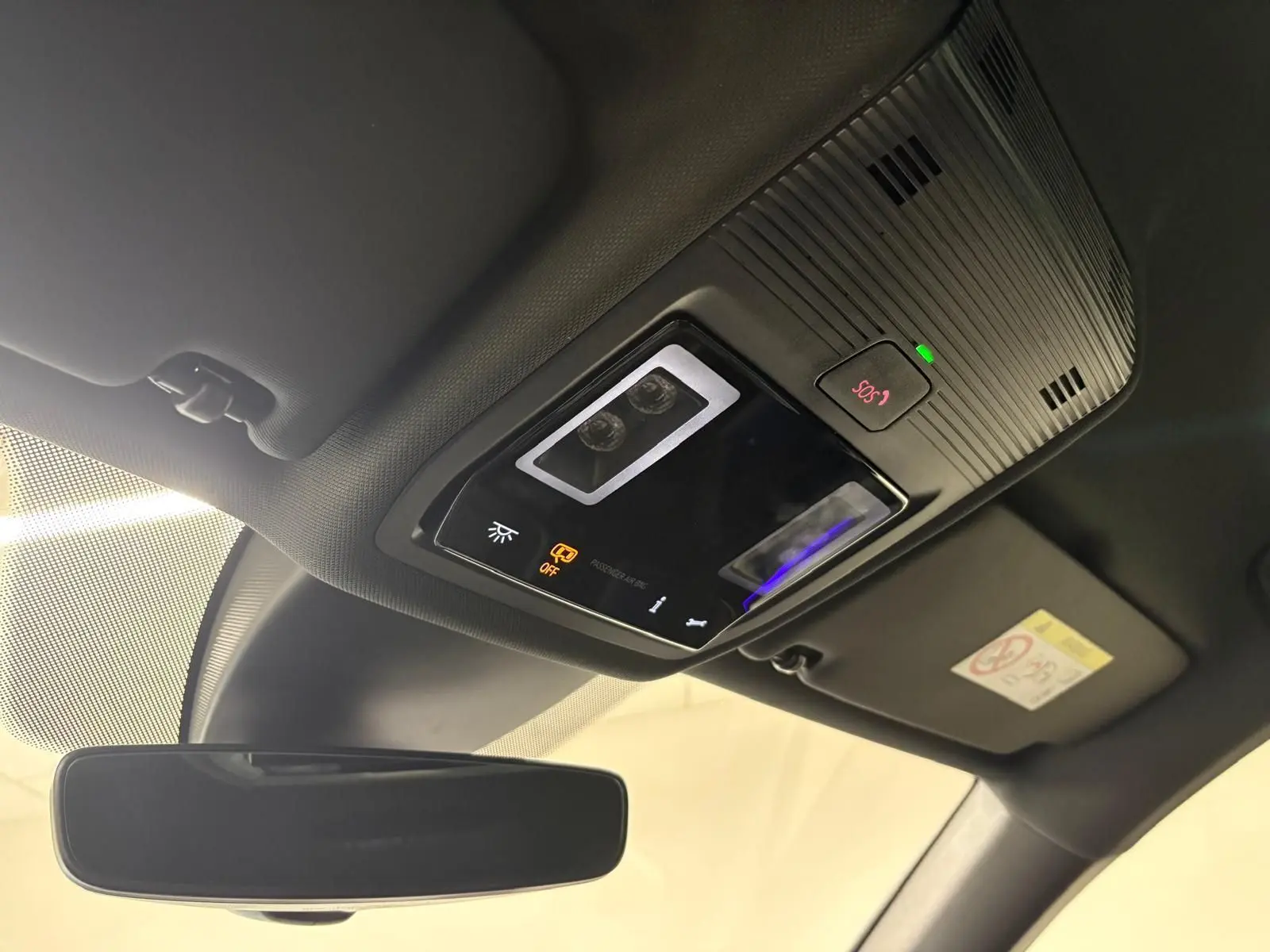 Vue intérieure du plafonnier et rétroviseur d’une CUPRA Formentor 1.5 TSI 150 DSG7, avec bouton SOS et éclairage intégré.