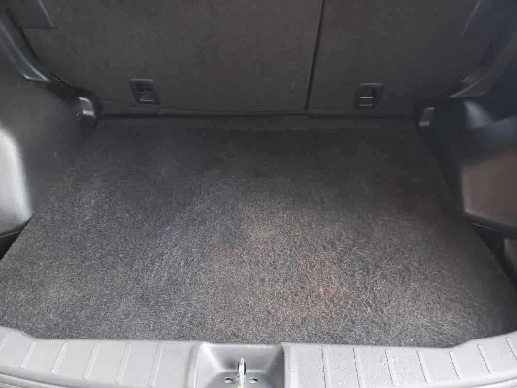 Coffre vide en vue plongeante du Mitsubishi ASX Invite 2WD noir de 2020, montrant le tapis de sol et les parois intérieures.