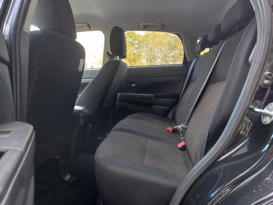Vue intérieure côté droit montrant la banquette arrière noire du Mitsubishi ASX Invite 2WD 2020 avec ceinture de sécurité.