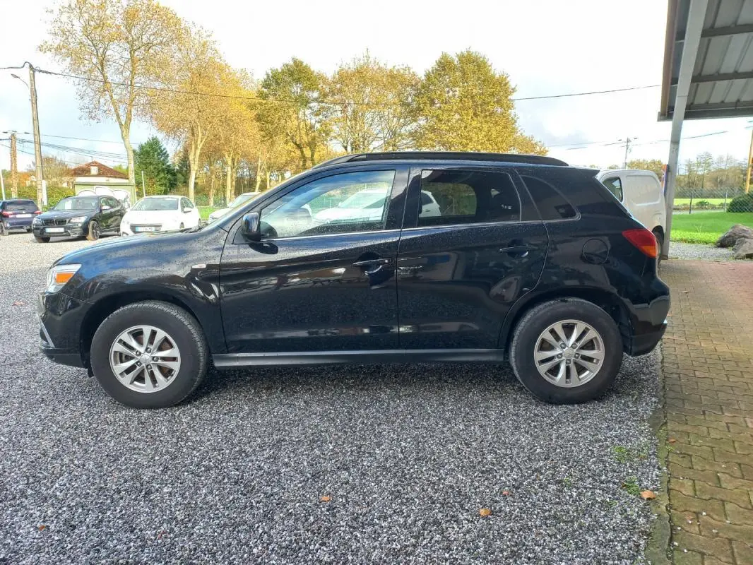 Vue latérale gauche d'un Mitsubishi ASX Invite 2WD noir 2020, avec jantes 16 pouces et rétroviseurs électriques.