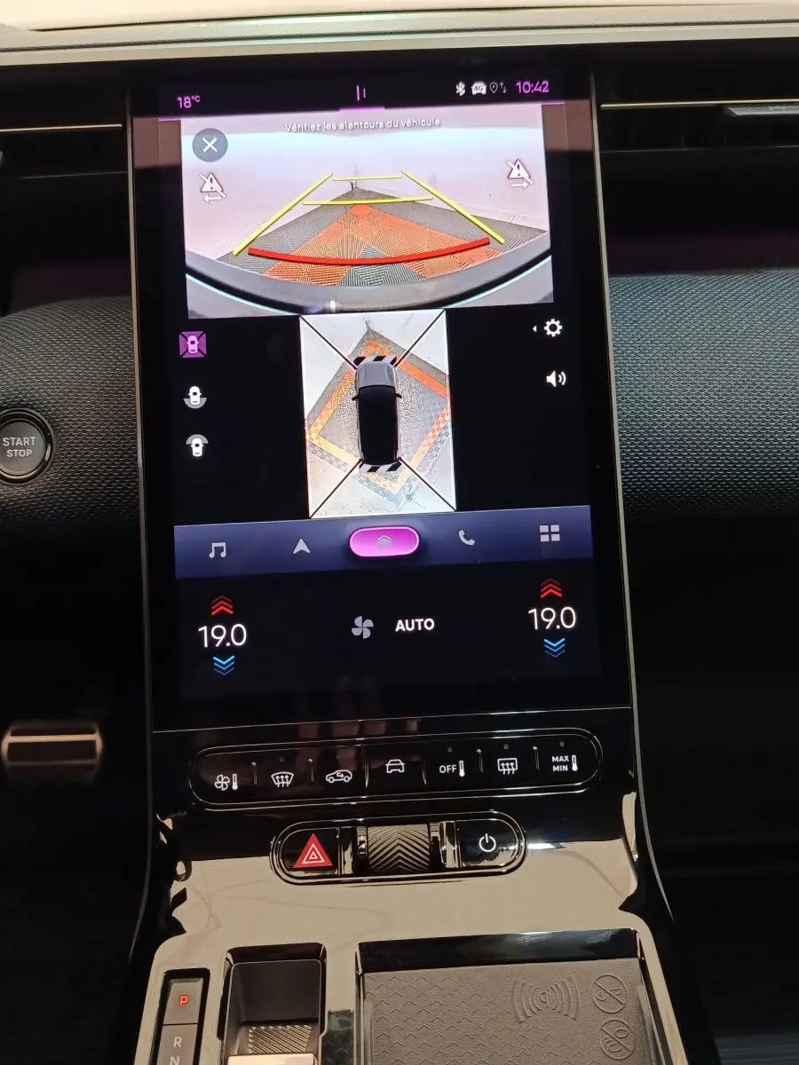 Vue rapprochée de l'écran tactile central affichant la caméra 360° et les commandes de climatisation d'une Citroën C5 hybride gris foncé.