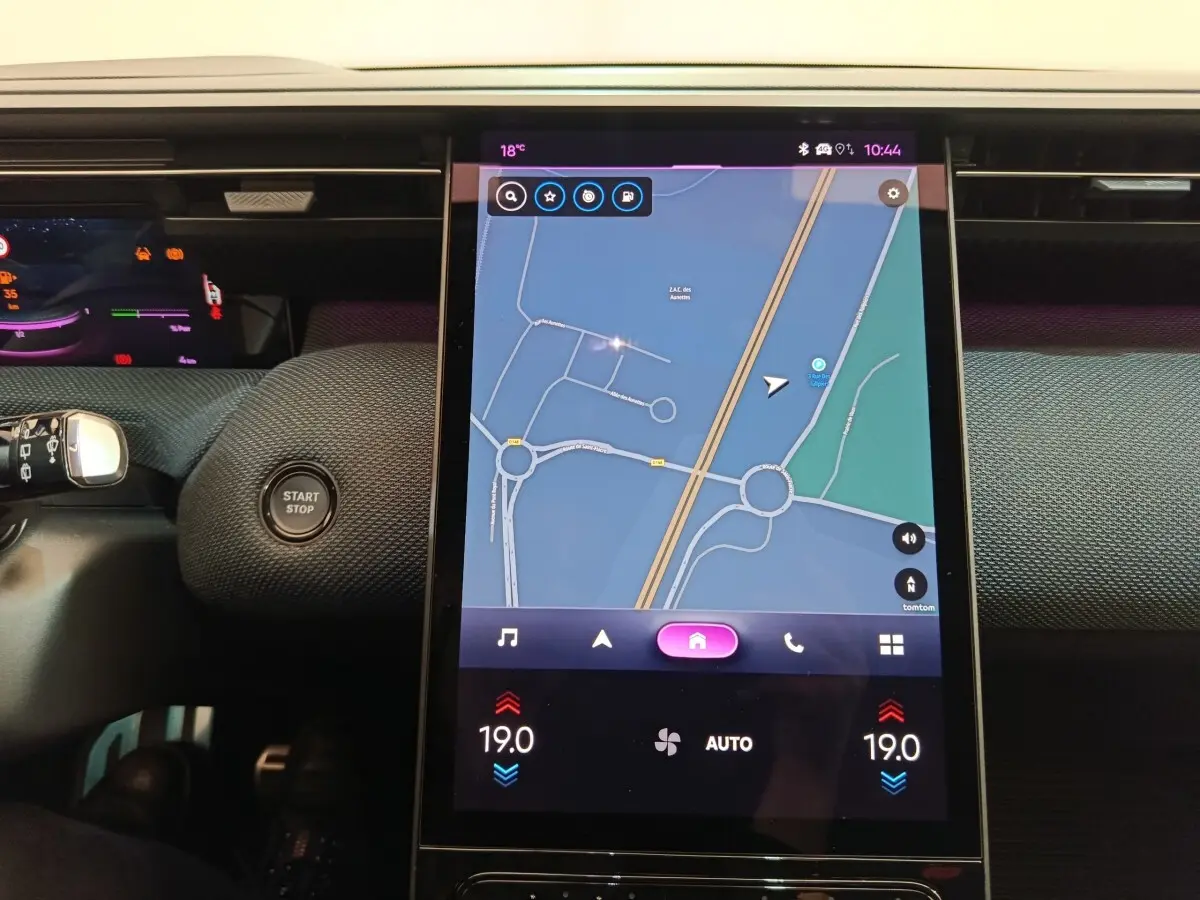 Vue rapprochée de l'écran tactile central affichant la navigation 3D dans l'habitacle du Citroën C5 Hybride gris foncé.