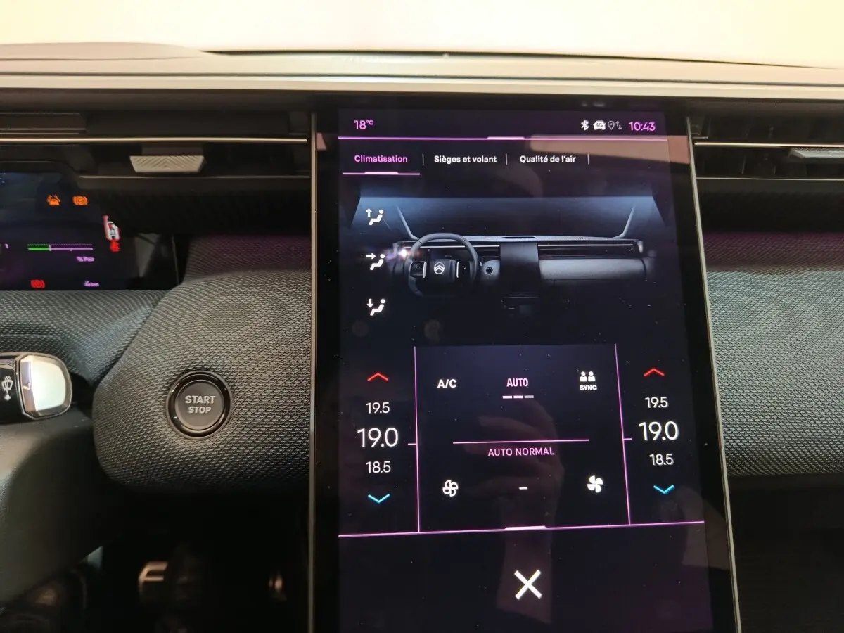 Écran tactile central affichant la climatisation dans l'habitacle moderne du Citroën C5 hybride 2026.