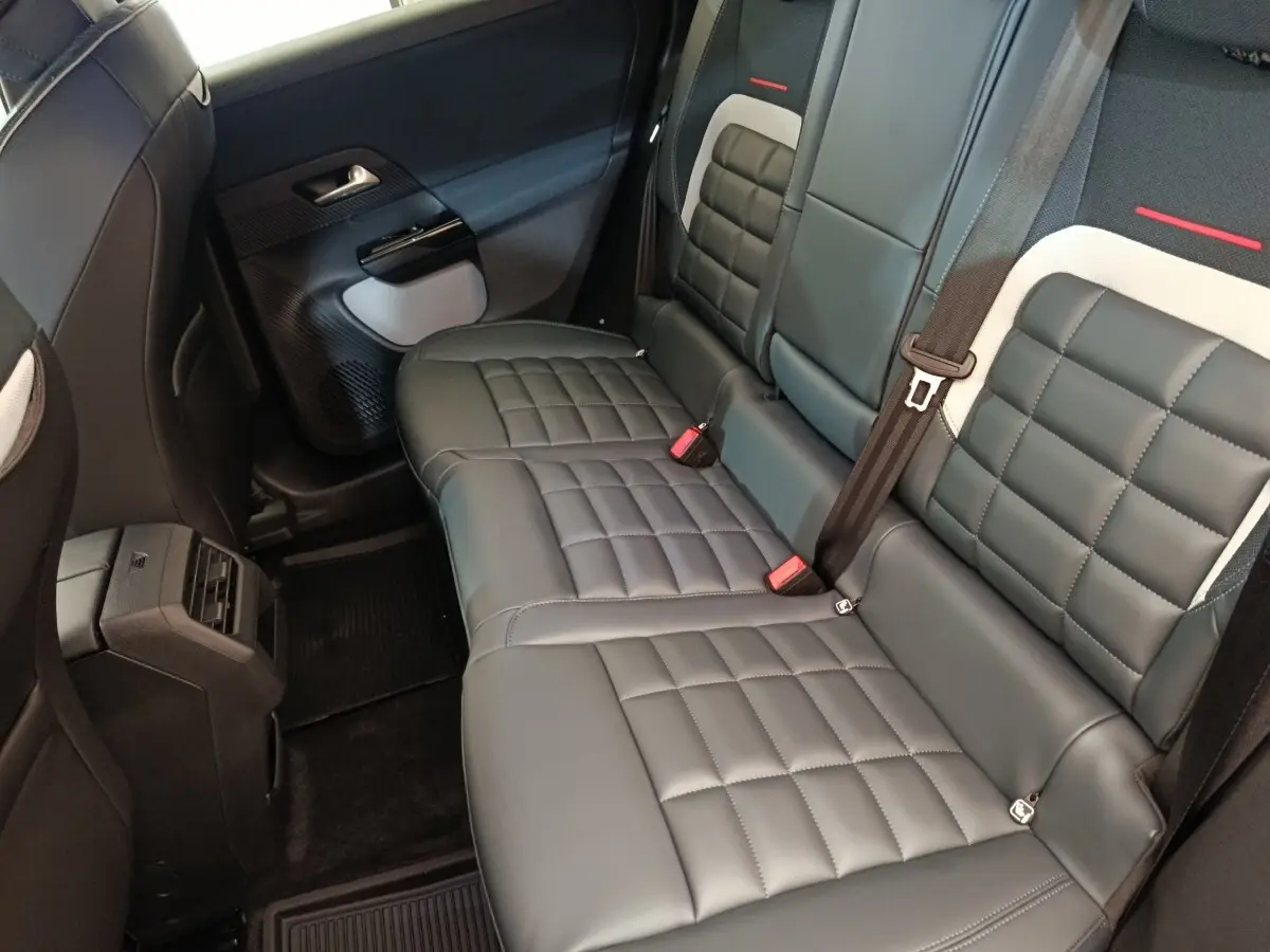 Vue intérieure arrière côté droit des sièges en cuir gris foncé matelassé de la Citroën C5 Hybride 2026.