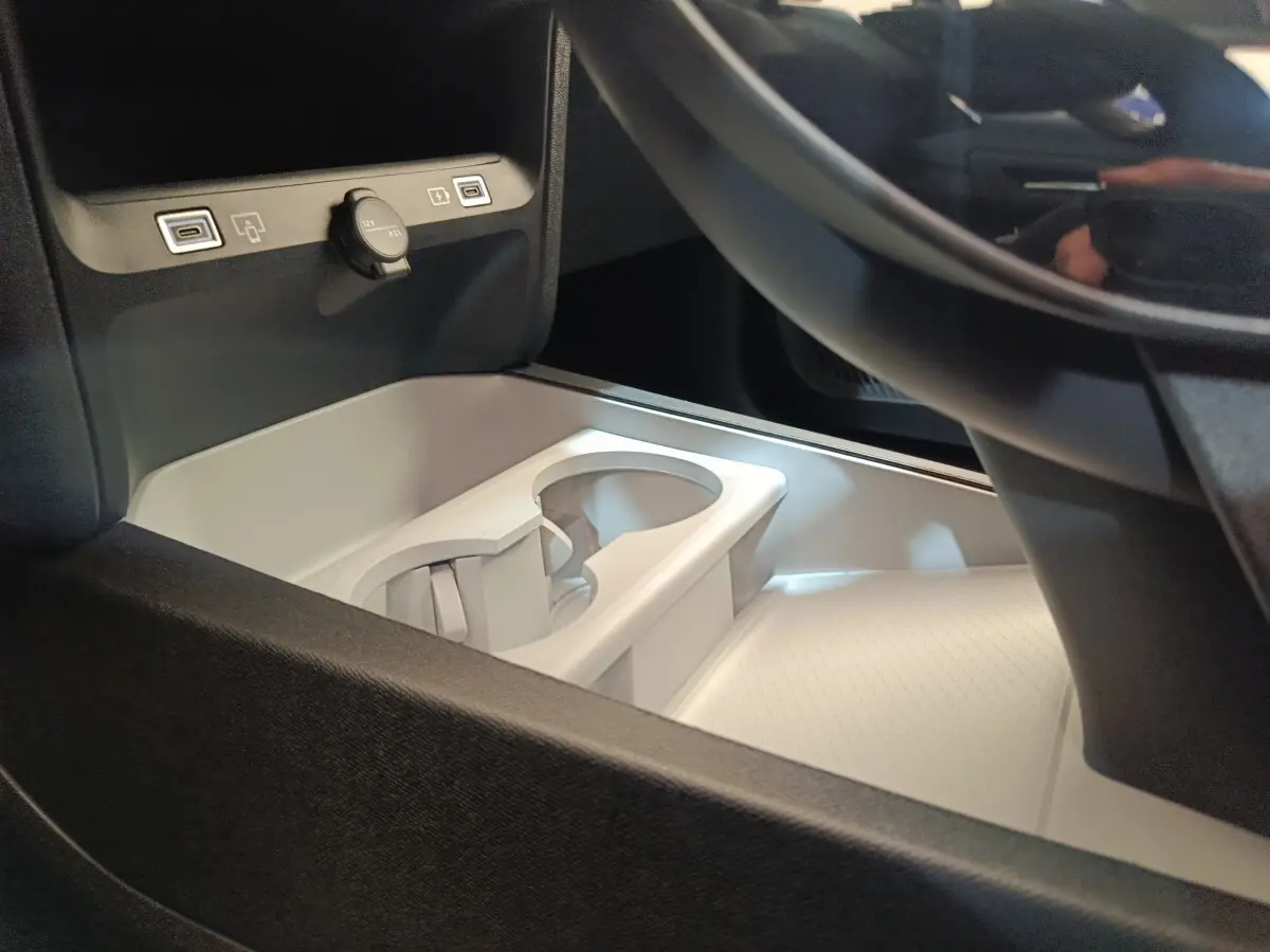 Gros plan intérieur sur la console centrale claire avec porte-gobelets et prises USB du Citroën C5 Hybride 2026.
