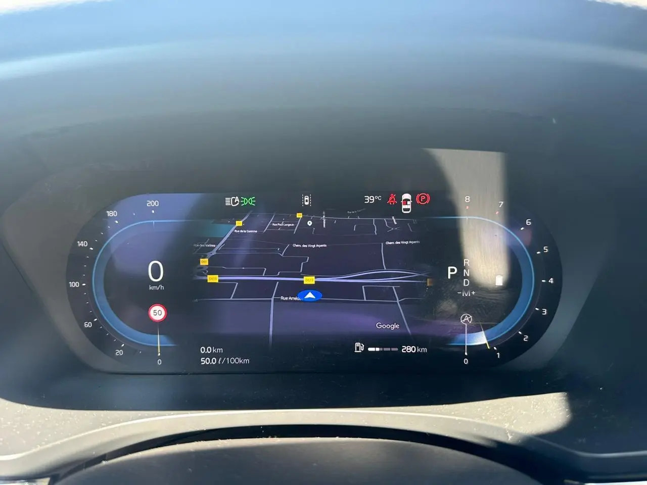 Combiné d'instruments digital de Volvo S60 2024 affichant navigation Google Maps et indicateurs de vitesse et régime moteur.