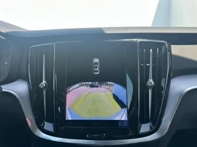 Écran central du tableau de bord d'une Volvo S60 2024 affichant la caméra de recul avec guidage dynamique.