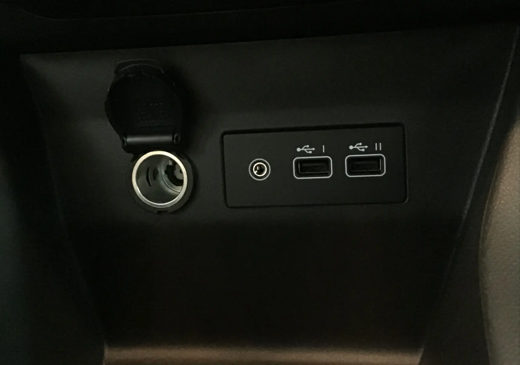 Prise allume-cigare et double port USB intégrés dans la console centrale d'une Renault Clio V 2025.