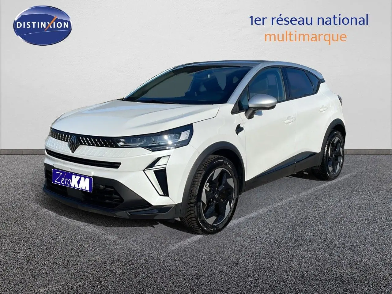 Renault Captur E-Tech hybride blanc nacré avec toit gris, vu en 3/4 avant droit sur fond neutre.