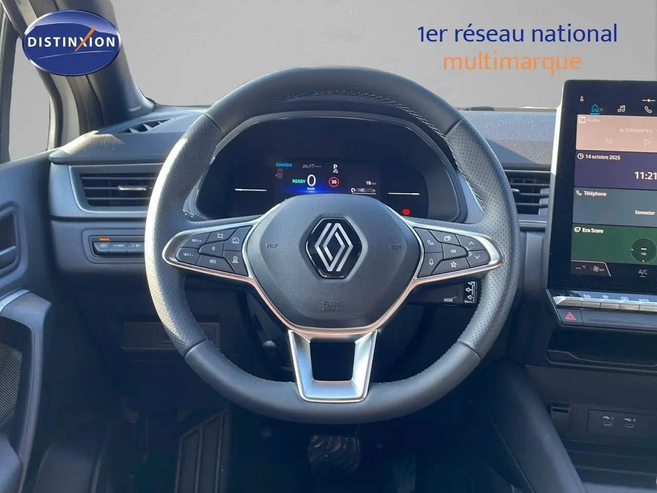 Vue intérieure centrée sur le volant du Renault Captur E-Tech hybride 2025 avec tableau de bord numérique et écran tactile.