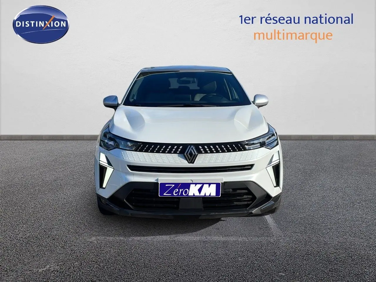 Vue avant du Renault Captur blanc nacré avec toit gris, mettant en valeur ses feux LED et sa calandre moderne.
