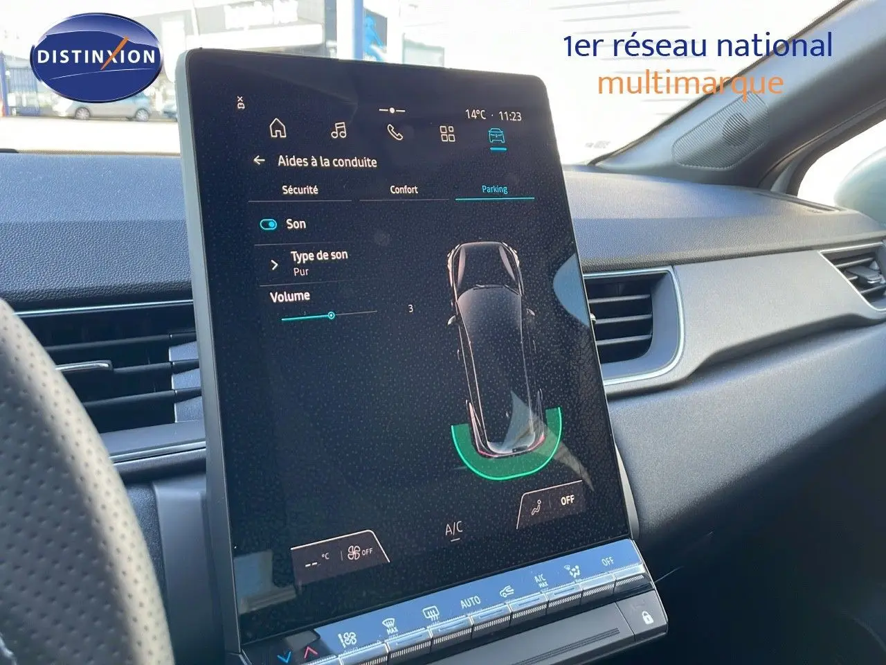 Vue intérieure du tableau de bord du Renault Captur blanc nacré avec écran tactile central affichant les aides à la conduite.