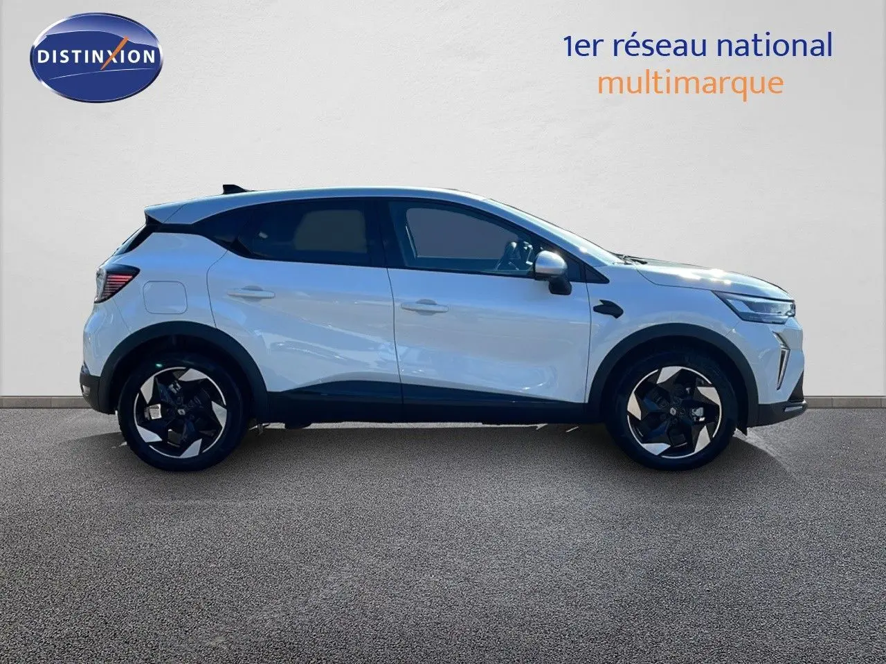 Renault Captur E-Tech hybride blanc nacré avec toit gris, vue profil côté gauche sur fond neutre.