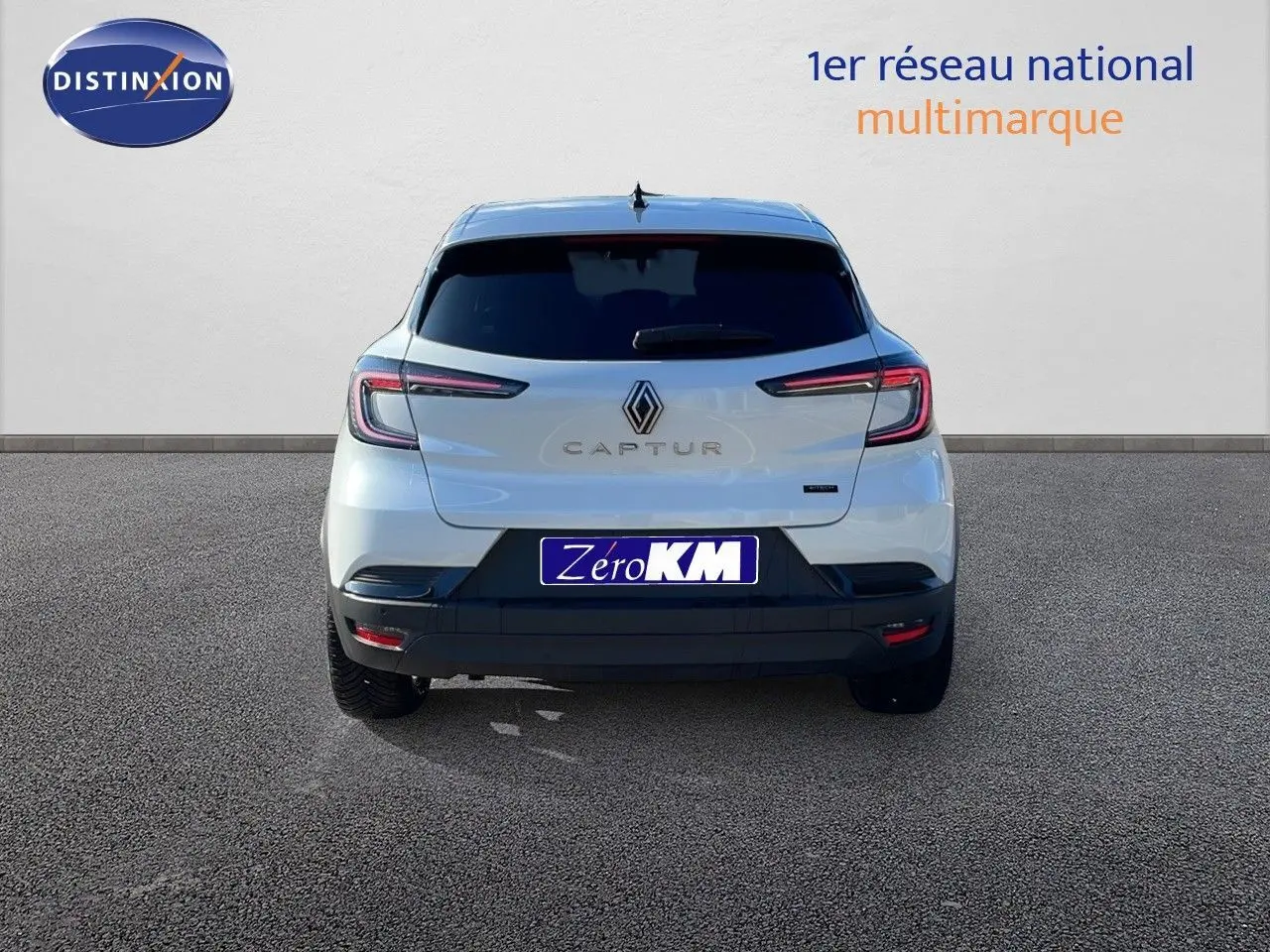 Vue arrière d'un Renault Captur blanc nacré avec toit gris, mettant en valeur ses feux LED et son design compact.