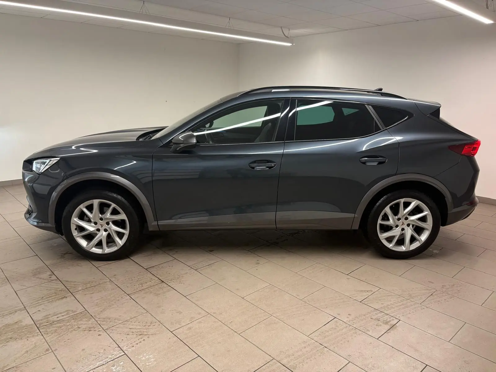 Profil côté gauche du CUPRA Formentor 1.5 TSI gris magnétique 2024, avec jantes alliage et lignes épurées.