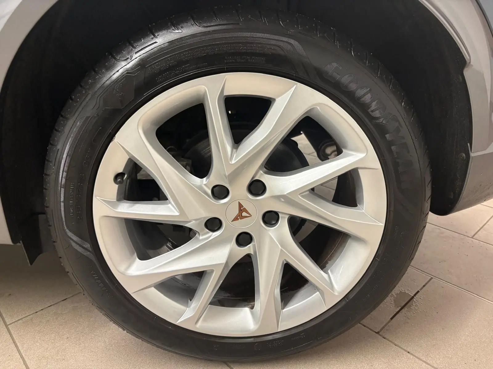 Gros plan sur la jante argentée à 5 doubles branches du CUPRA Formentor gris magnétique, pneu Goodyear visible.