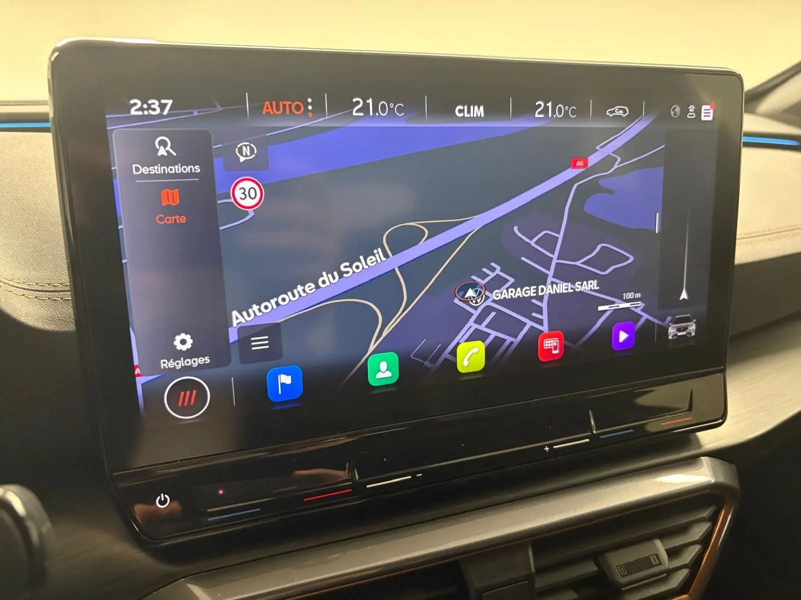 Écran tactile central du tableau de bord du CUPRA Formentor 2024 affichant la navigation et la climatisation.