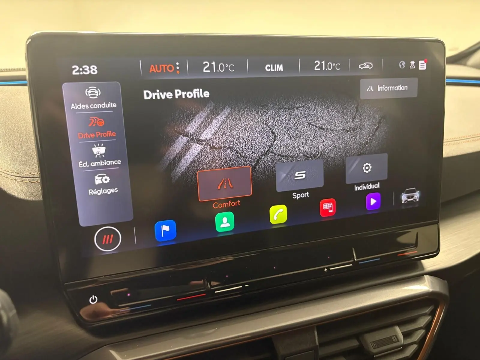 Écran tactile central du tableau de bord de la CUPRA Formentor 2024 affichant les modes de conduite Comfort, Sport et Individual.