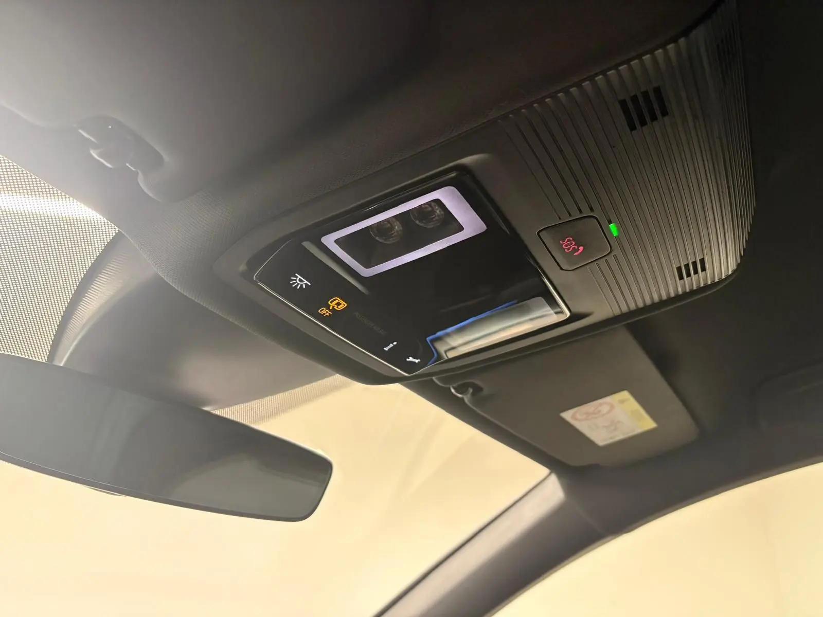 Plafonnier et rétroviseur intérieur du CUPRA Formentor 1.5 TSI 2024 avec commandes éclairage et SOS, ambiance noire.