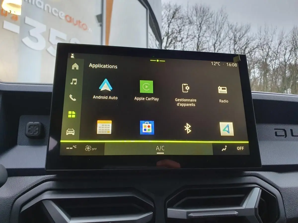 Écran tactile central du Dacia Duster 1.6 Hybrid 140 Journey 2025, affichant les applications connectées.