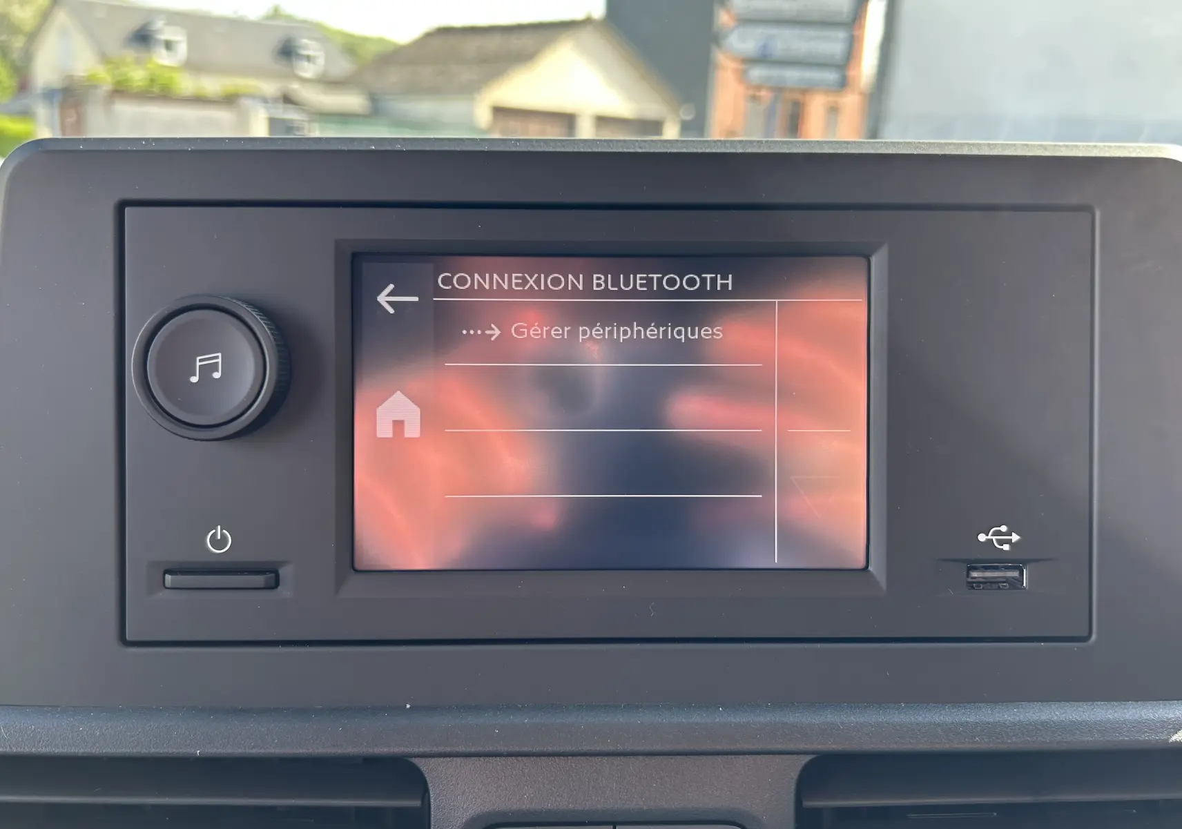 Écran central tactile du tableau de bord du Dangel Peugeot Partner 4x4 montrant la connexion Bluetooth.