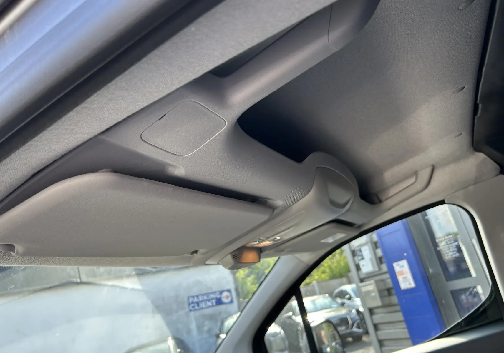 Vue intérieure du plafond avant côté conducteur du DANGEL Partner 4x4, avec pare-soleil et plafonnier allumé.