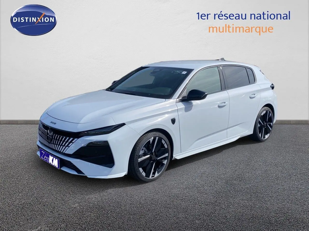 Peugeot 308 Hybrid blanc Okenite métal vue 3/4 avant droit avec jantes noires et détails noirs contrastés.