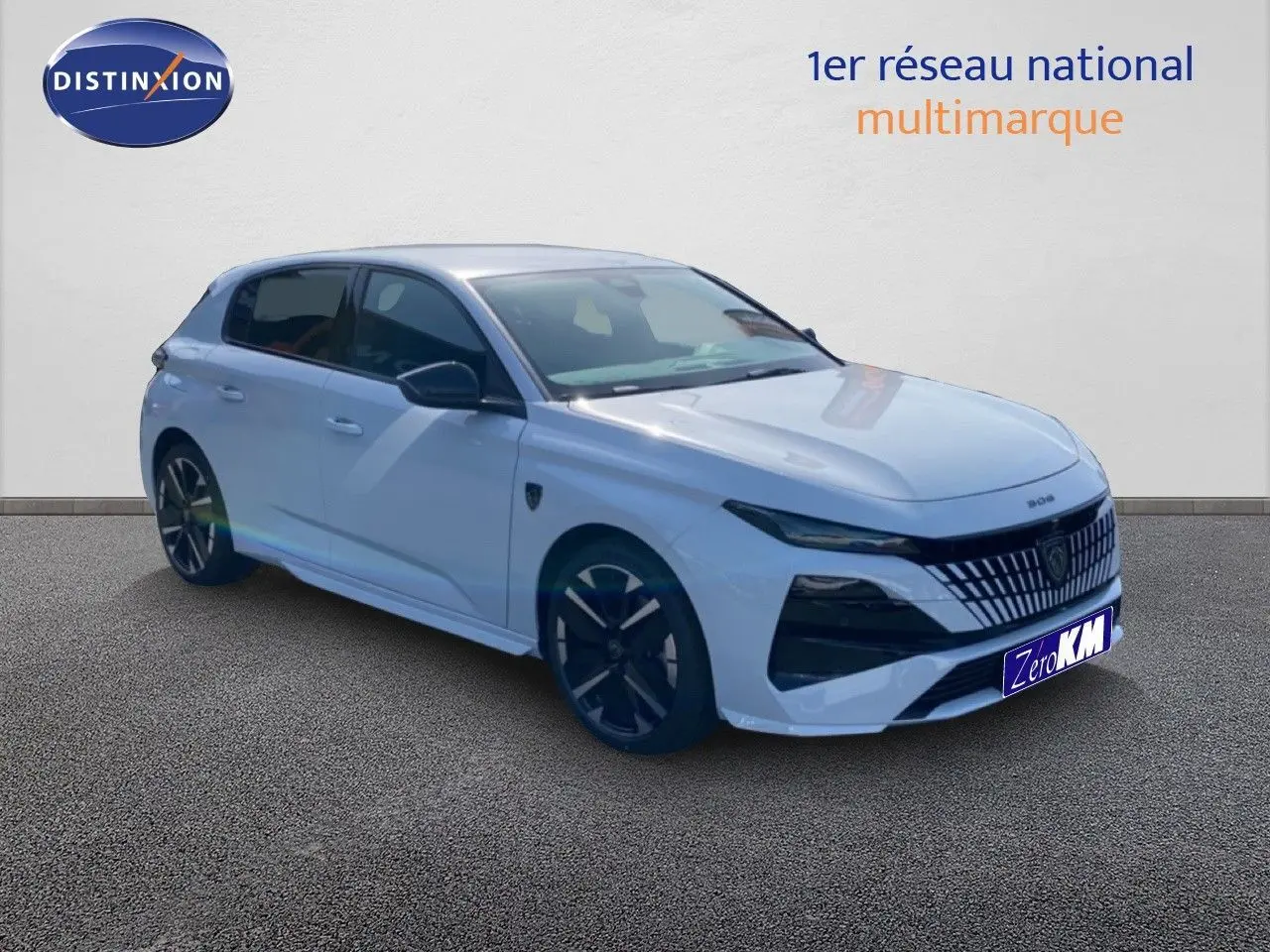 Vue 3/4 avant droite d'une Peugeot 308 Hybrid blanche Okenite Metal avec calandre distinctive et jantes noires.
