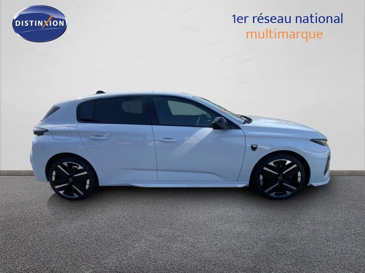 Profil droit d'une Peugeot 308 Hybrid 145ch GT blanche Okenite Metal avec jantes noires et vitres teintées.