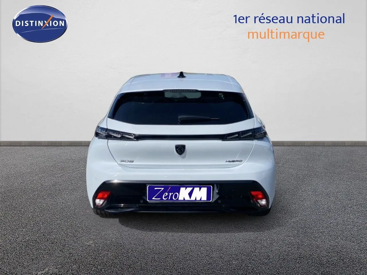 Vue arrière d'une Peugeot 308 Hybrid blanche Okenite Metal avec feux effilés et logo noir sur fond clair.