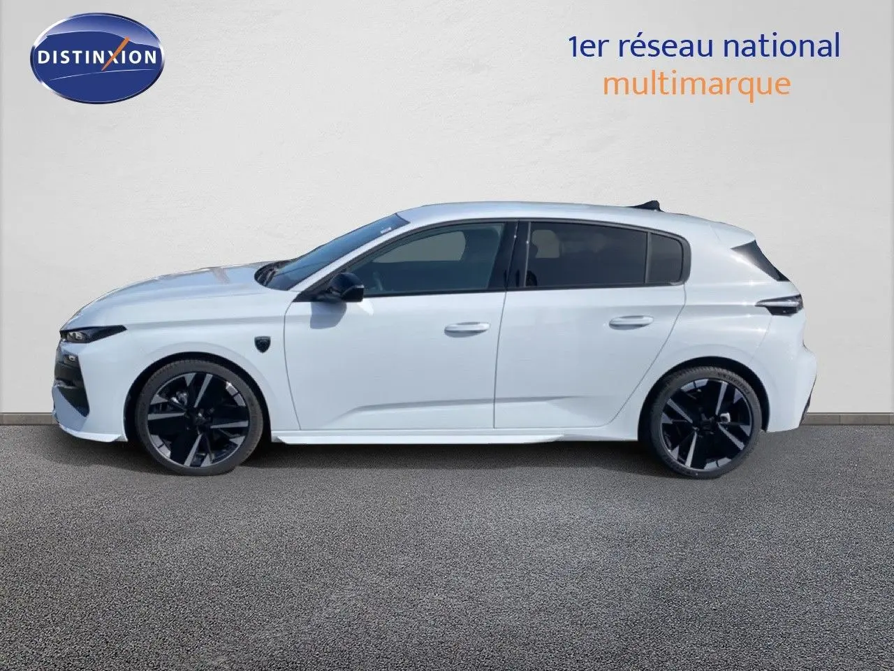 Vue de profil côté gauche d'une Peugeot 308 Hybrid 145ch GT blanche Okenite Metal avec jantes noires distinctives.