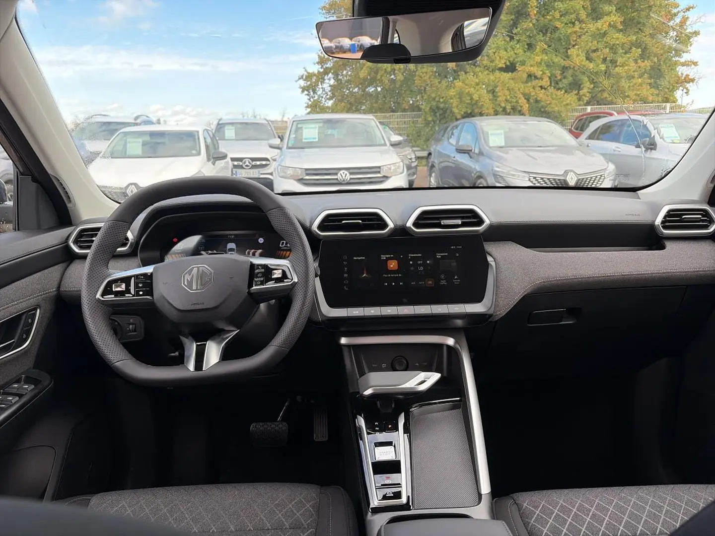 Vue intérieure avant du tableau de bord et volant du MG ZS Camden grey 2026 avec écran tactile central et finitions tissu gris.