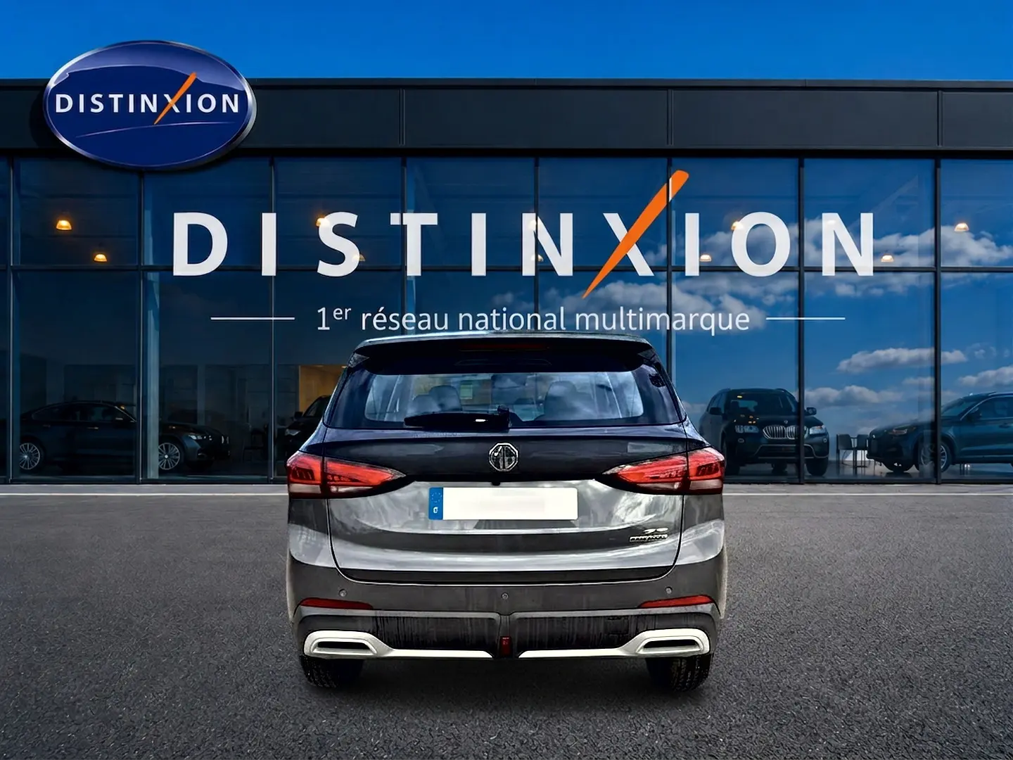 Vue arrière du MG ZS 1.5 hybrid Camden grey 2026, avec feux arrière LED et double sortie d’échappement intégrée.