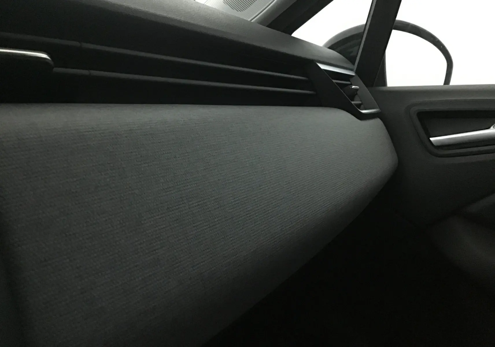 Détail de la garniture grise schiste côté passager de la planche de bord de la Renault Clio V 1.5 DCI 100 Evolution 2025.