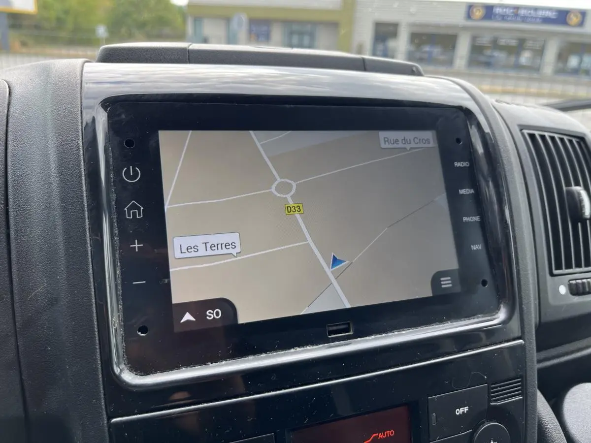 Écran tactile 7 pouces du système de navigation du Peugeot Boxer Fourgon blanc, vue intérieure du tableau de bord.