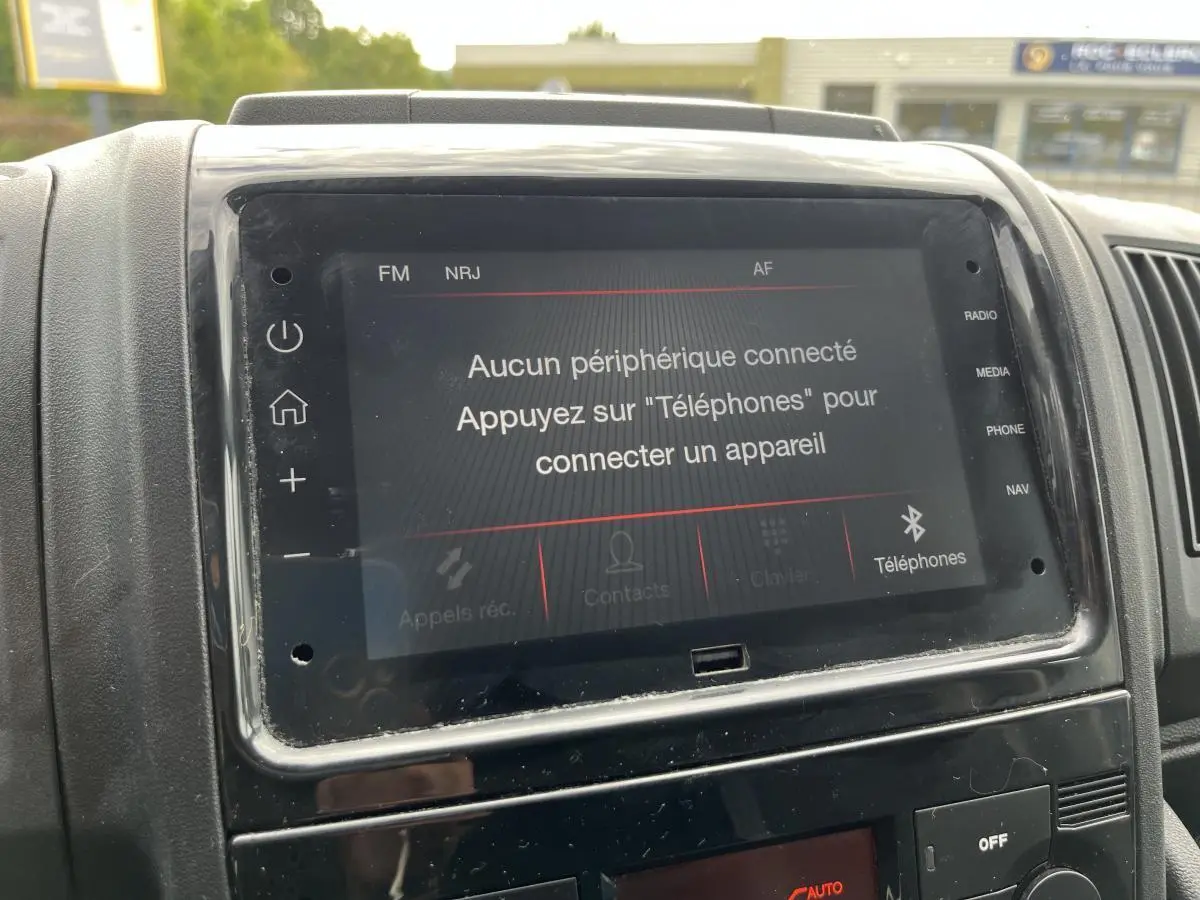 Écran tactile multimédia 7 pouces du Peugeot Boxer Fourgon blanc 2023 affichant la connexion Bluetooth inactive.