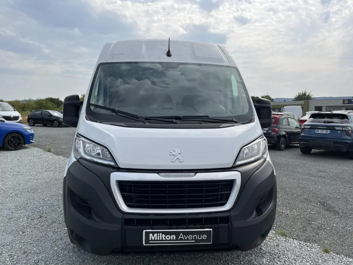 Vue frontale d'un utilitaire Peugeot Boxer Fourgon blanc avec calandre noire et plaque Milton Avenue.